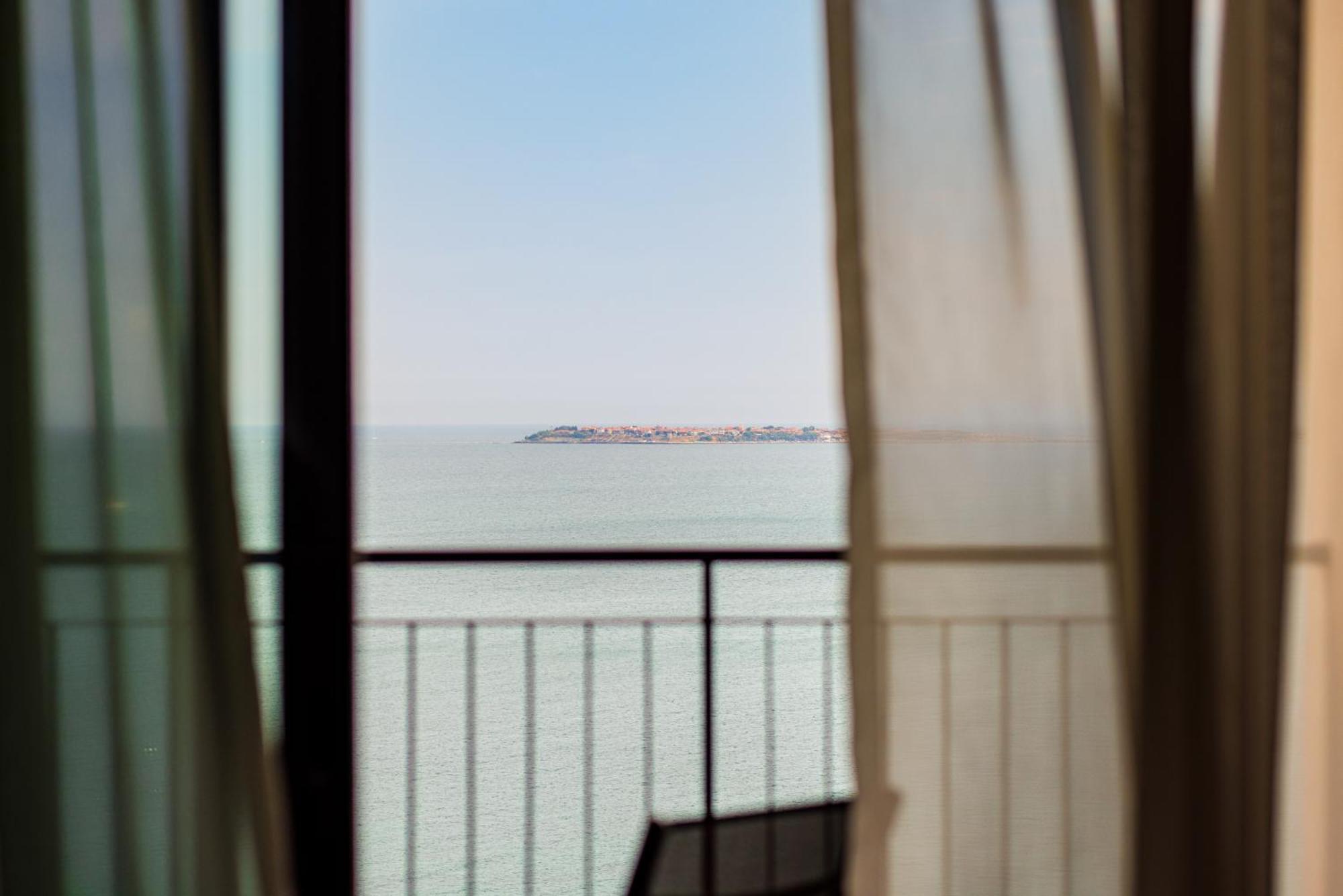 Secrets Sunny Beach Resort & Spa (Adults Only) Kültér fotó View of the Gulf of Naples from the hotel