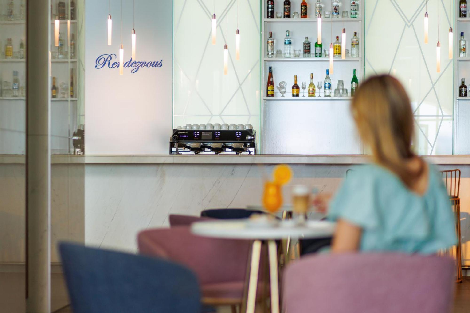 Secrets Sunny Beach Resort & Spa (Adults Only) Kültér fotó The bar at the lounge